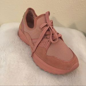 Women’s Rose Sneakers 7.5
